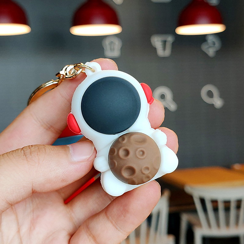 Metal Keychain College Entrance Examination Fuel Gift Small Gift Creative Yiwu Small Commodity Astronaut Bag Pendant Application Scenario