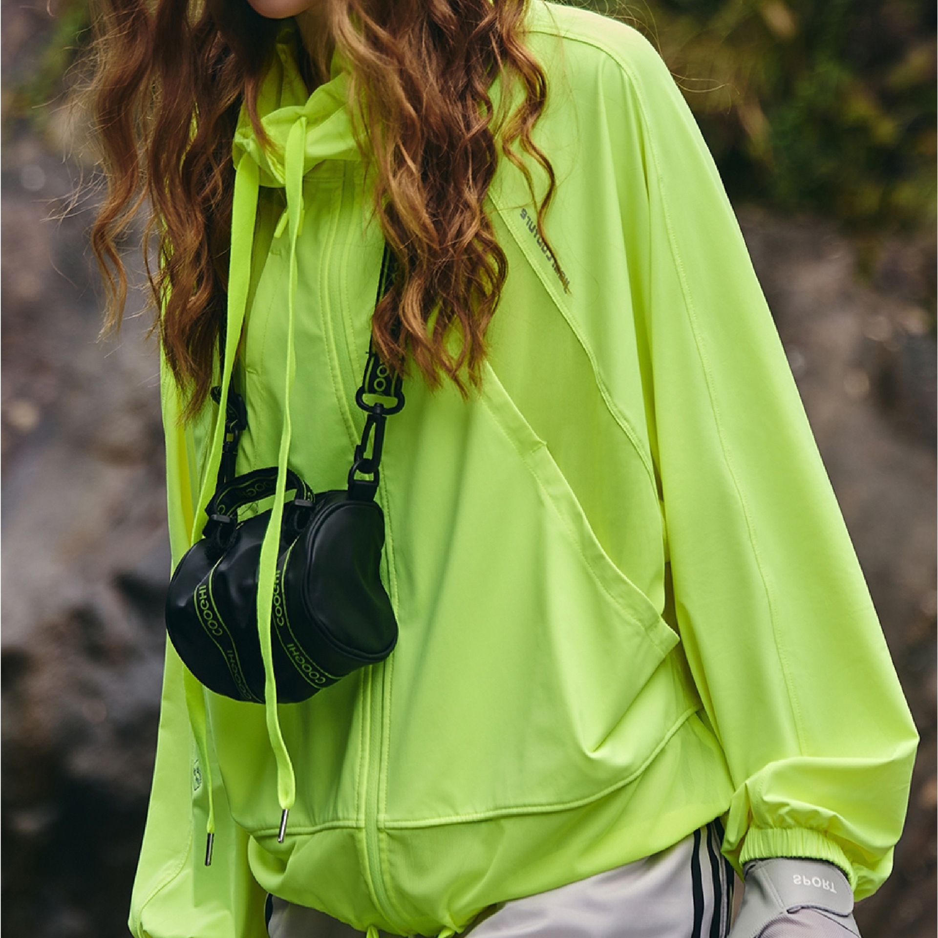 This three-dimensional mesh loose ice silk breathable high-elasticity UV-resistant sun-protective jacket offers a cool and feminine feel