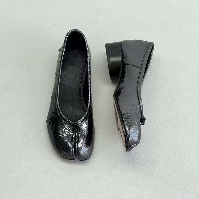 2024tabi New pleated split-toe shoes for women, genuine leather with a shallow opening and pig's foot ballet Magira MM6 single shoe Specification image