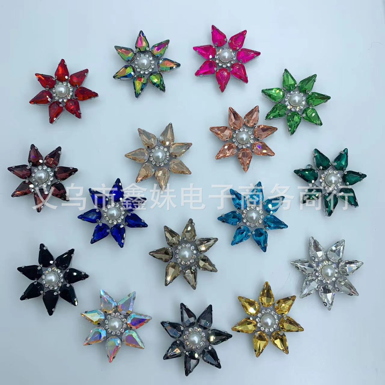 Hollowed-out, colorful flower-shaped rhinestone noosa button accessories are available for cross-border wholesale Item Picture
