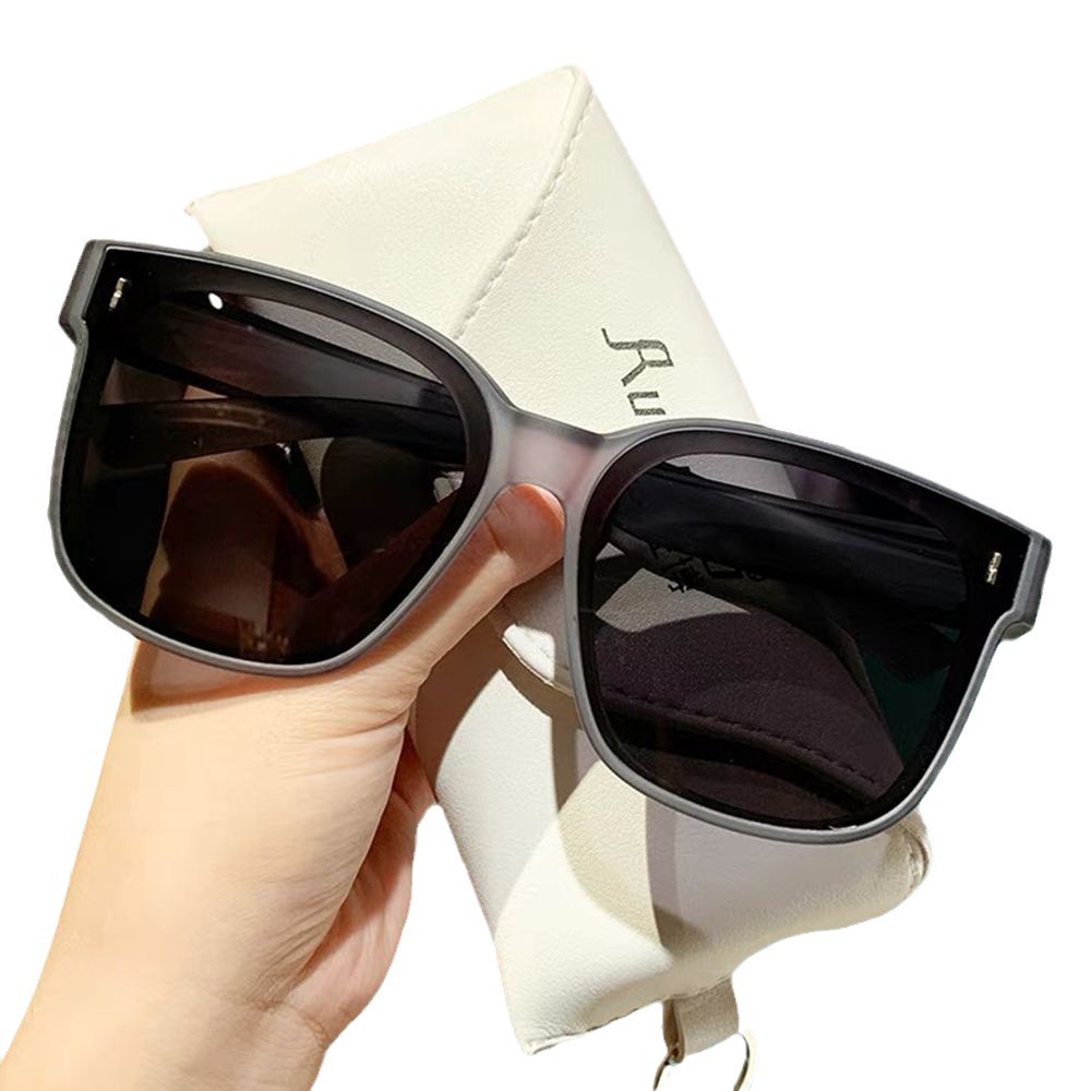 A set of polarized sunglasses for both men and women, a set of myopia glasses for two uses in one, a fashionable and trendy Korean-style sunglasses with summer lenses for sun protection Item Picture