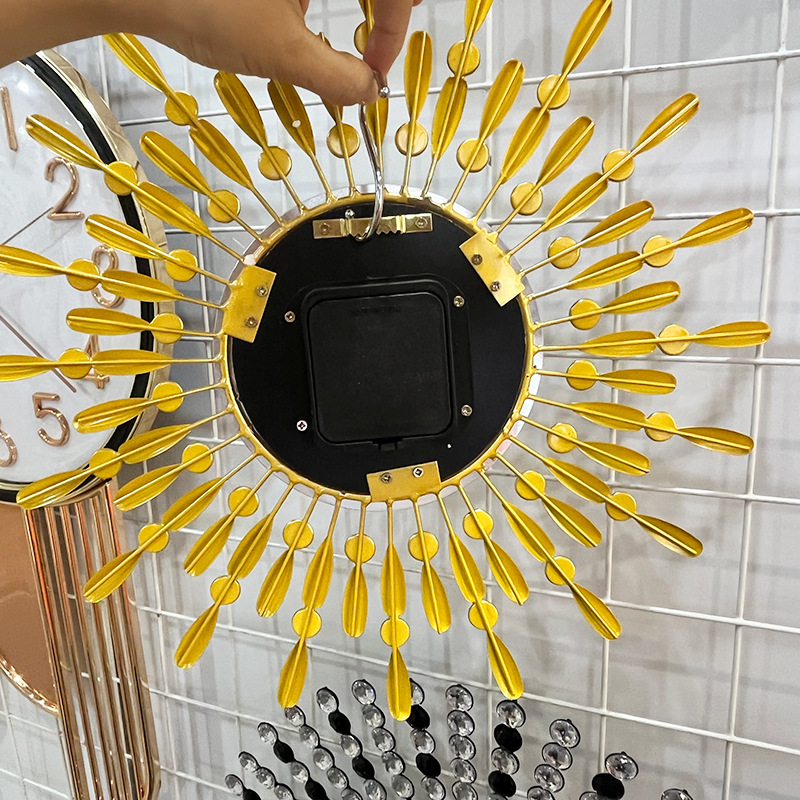 Fashionable, simple and artistic wall clocks for foreign trade, ironwork metal clocks, living room decoration wall clocks, and silent clocks for dining rooms Application Scenario