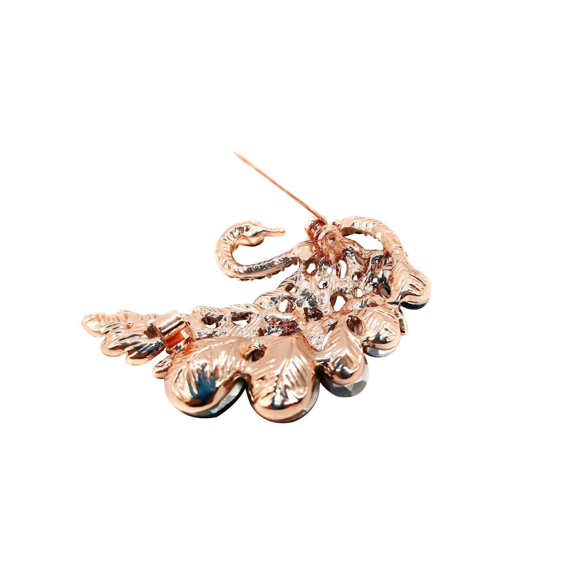 South Korea's new fashion high-grade brooch women's rhinestone silk scarf buckle buckle buckle crystal corsage pin pearl jewelry Application Scenario