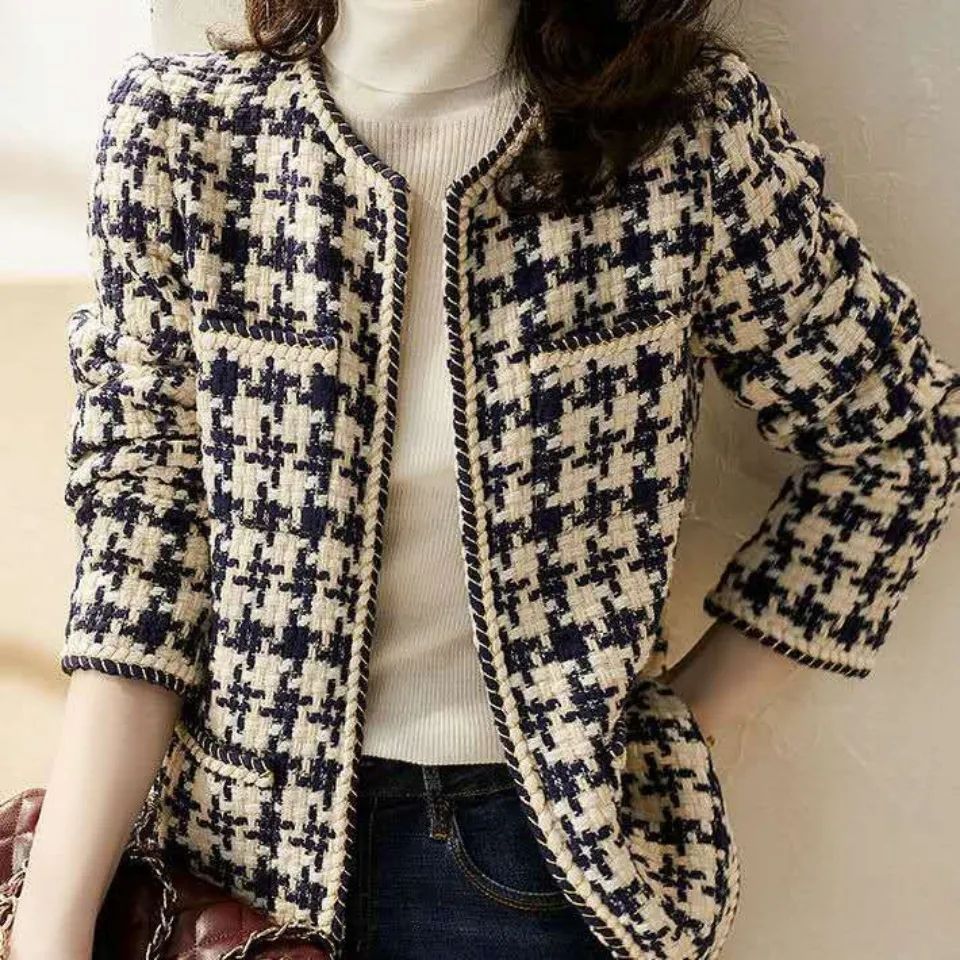 In 2024, the new Chanel-style coat is a versatile choice for women in early autumn, exuding the charm of a socialite. The tweed top makes you look slimmer and more goddess-like in winter