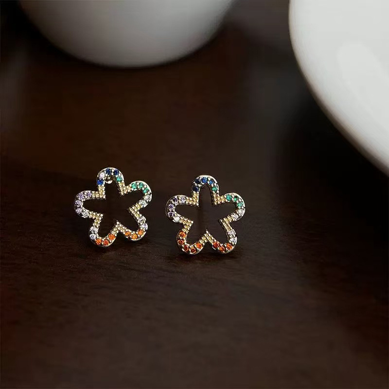 Sweet dopamine-colored micro-inlaid zircon hollowed-out flower stud earrings for spring and summer, a niche design for women, plated with 14K Specification image