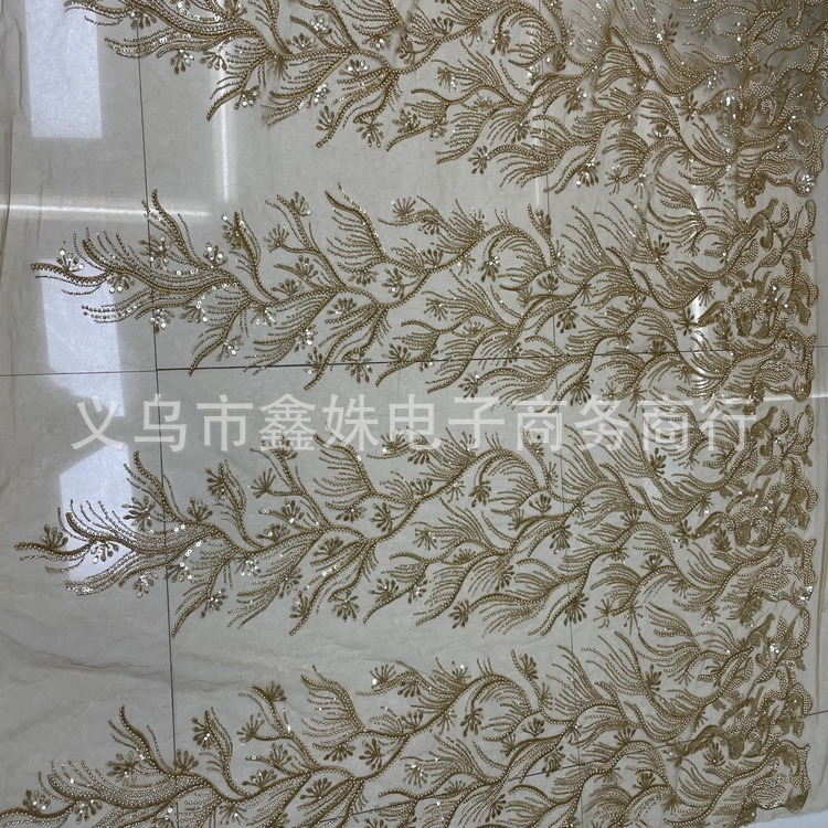 وتوزَّع في شكل أزياء زفاف من قماش مزخرف يدوي Specification image