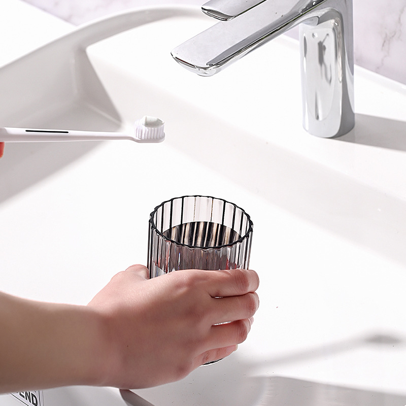Transparent thickened washbasin cup, hotel brushing cup, homestay toothbrush cup, plastic cup, simple toothed cylinder without handle Application Scenario