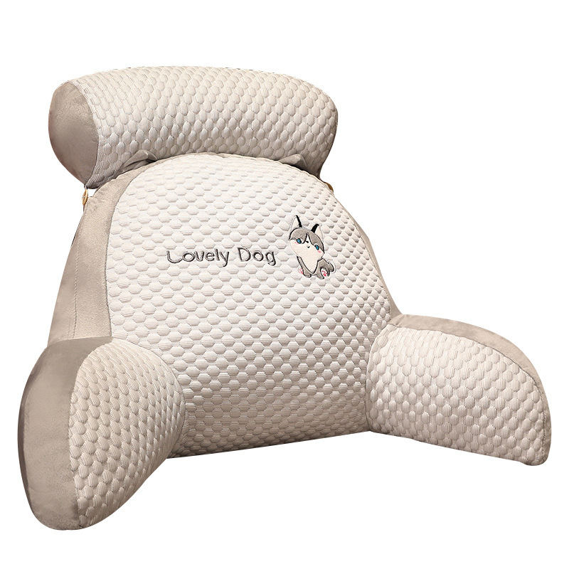 وأريشة وسادة على سرير للنوم Item Picture