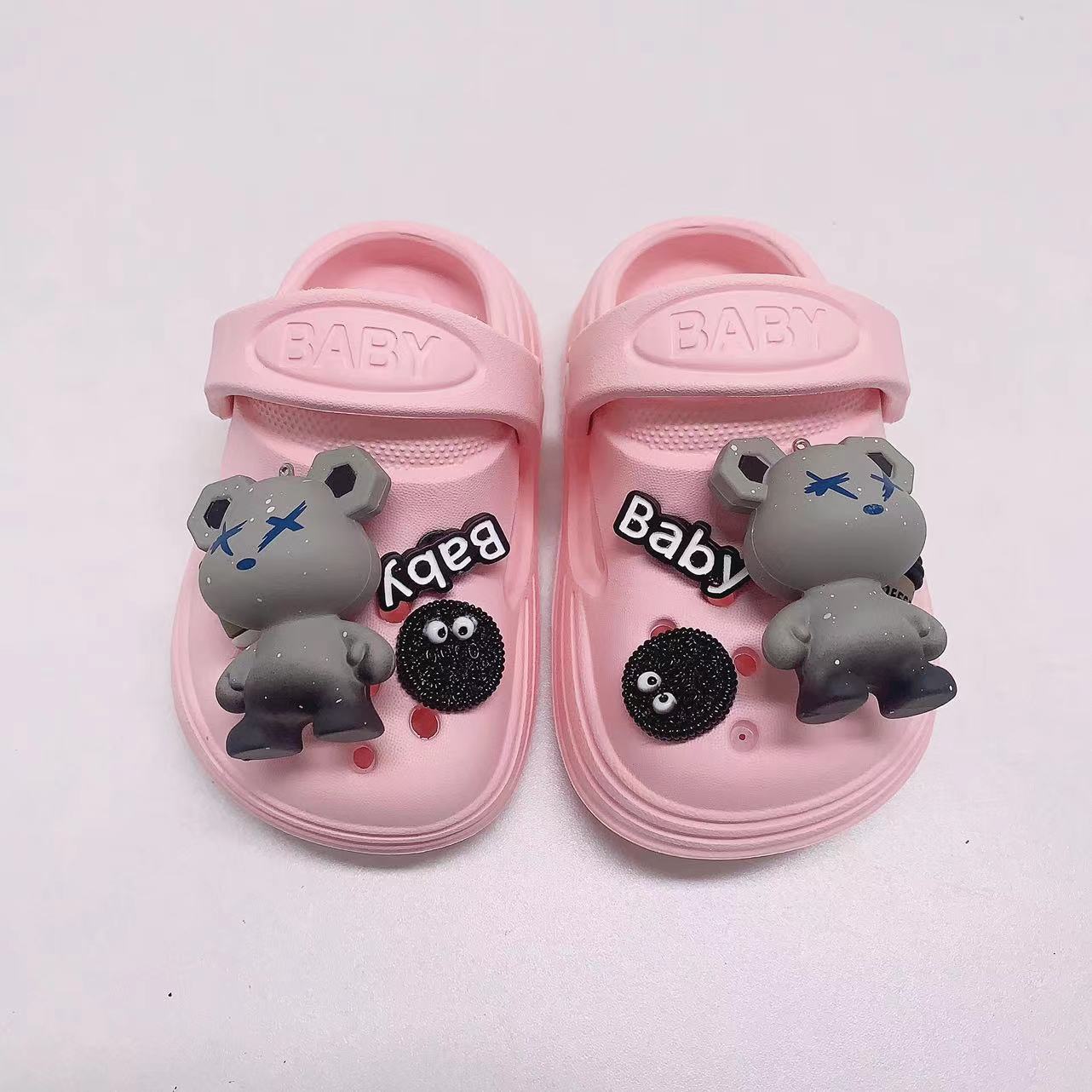 Cross-border wholesale of children's Baotou Crocs, cartoon bestsellers, violent bear DIY indoor and outdoor summer new boys' and girls' shoes Application Scenario