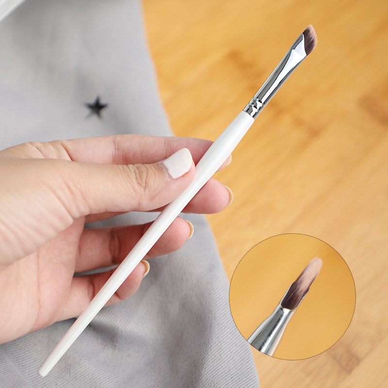Fan Xiaoxian Tears Furrow Law Pattern Sickle Type Concealer Brush Fine Lighten Dark Circles Flat Head Cangzhou Makeup Brush
