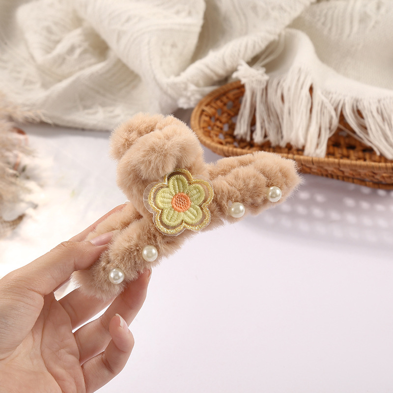 Autumn and winter plush shark clip, Japanese and Korean ins cute flowered pearl grab clip, fashionable back hair clip for girls Specification image