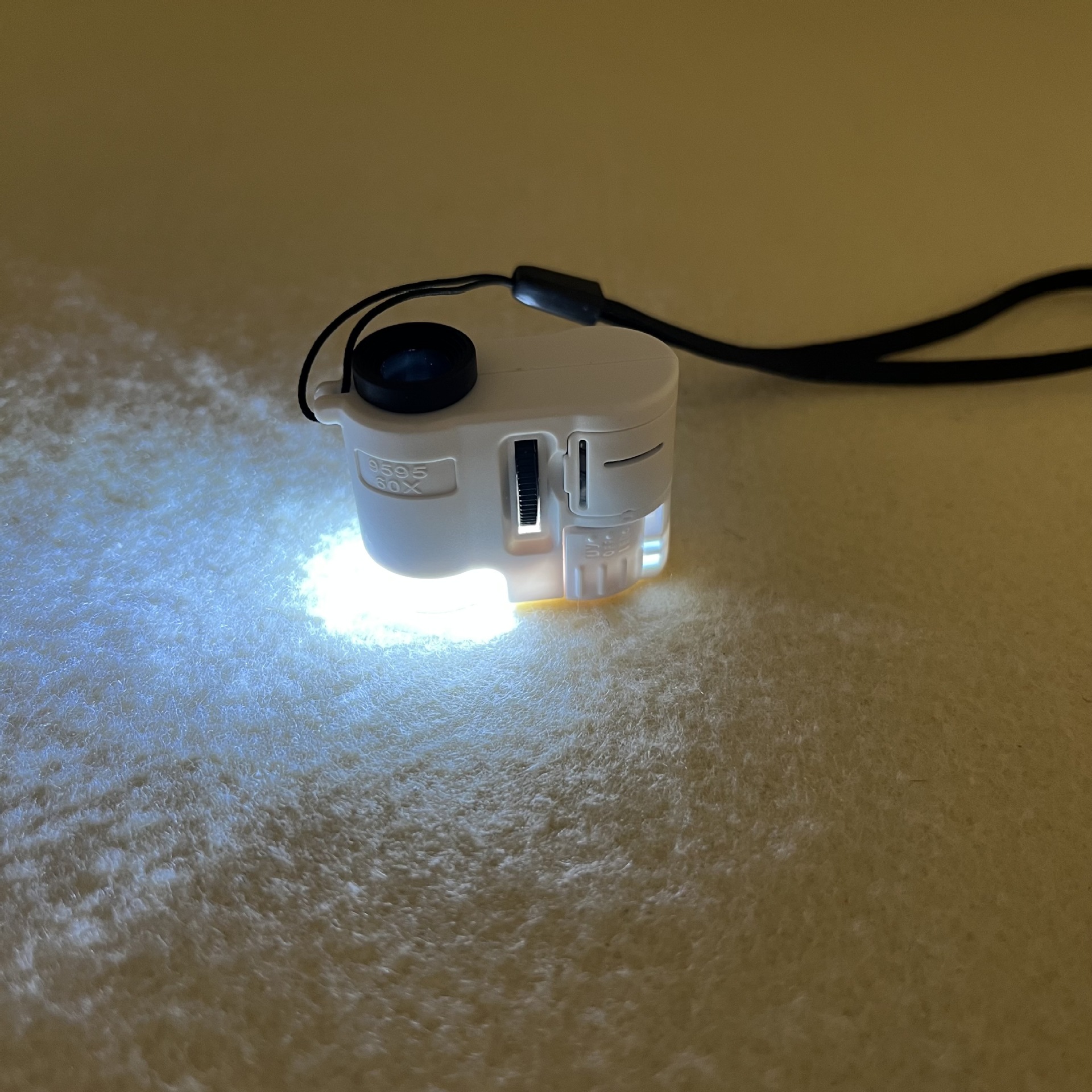 60x microscope LED light ultraviolet light Tea, jewelry, jade, rosewood wood grain appreciation magnifying glass 9595 white Application Scenario