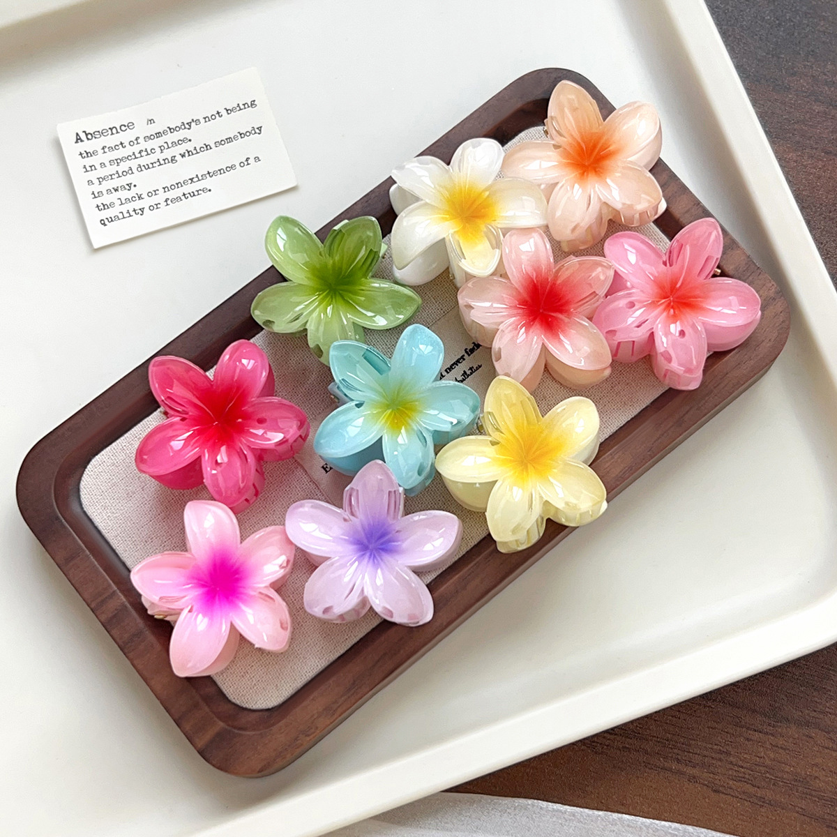 Romantic, elegant, beach vacation, small frangipani hair clip, shark clip, back clip, hair clip, half clip Specification image