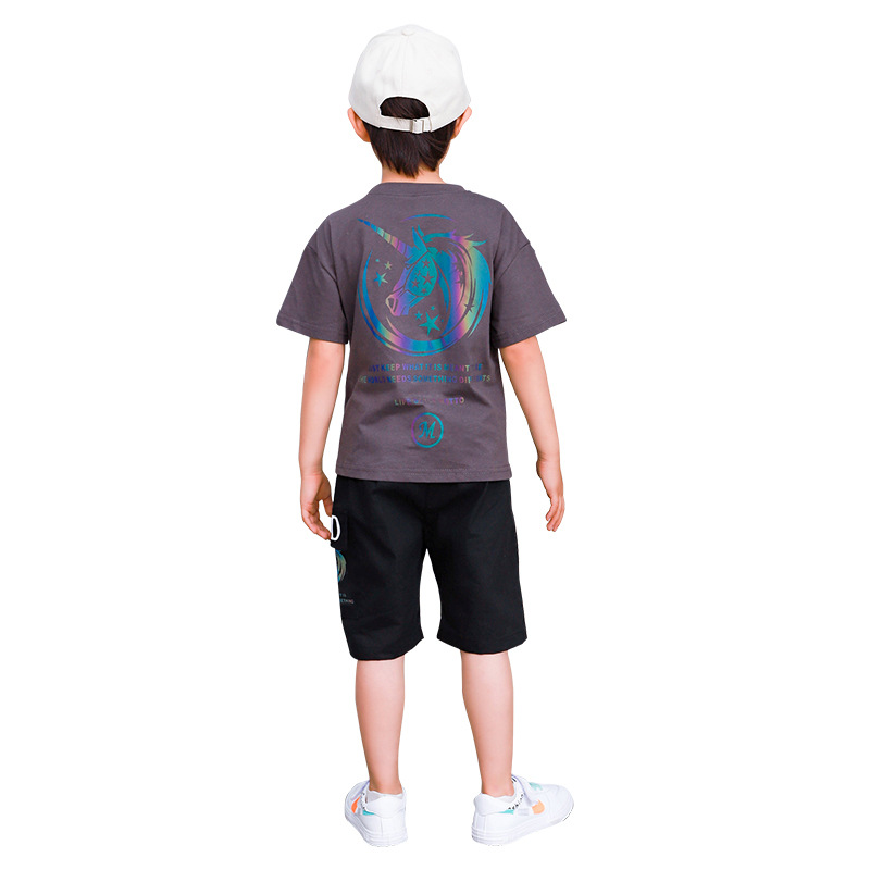 男童短袖套装白底实物图