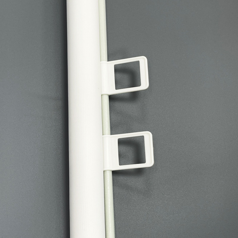 يمكن للحيوانات الأليفة غير القابلة للثقوب في السياج أن تنحني أمام باب الدرج Specification image
