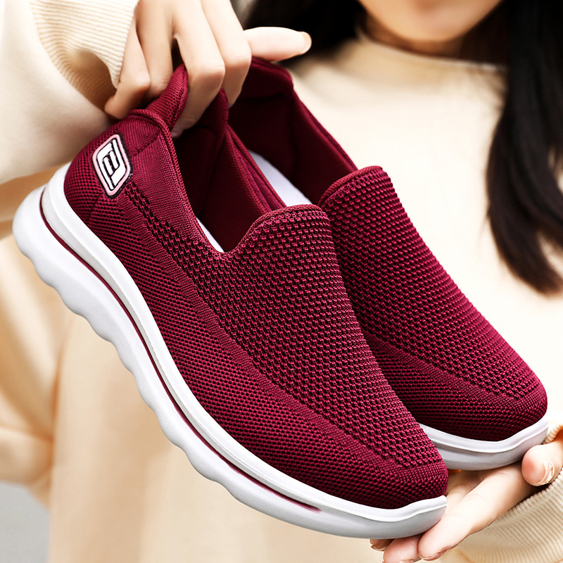 Shoes for middle-aged and elderly mothers, flat shoes for the elderly, old Beijing cloth shoes, anti-slip soft-soled fabric brand women's shoes details Picture
