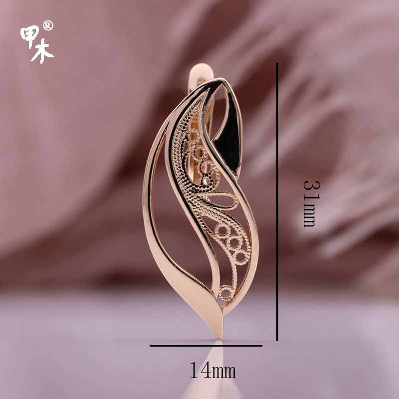 Amazon independent store cross-border direct supply geometric hollowed-out earrings, 585 rose gold left and right ear accessories wholesale Application Scenario