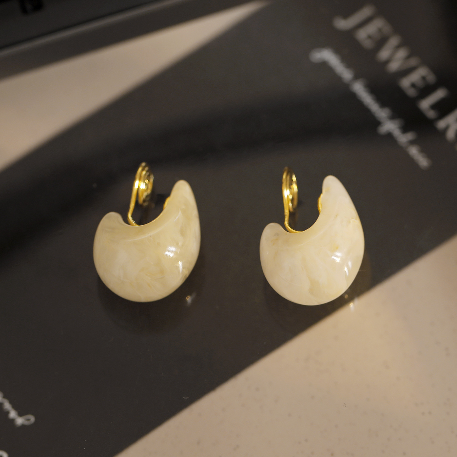 Hyacinth's retro Hong Kong-style minimalist geometric small teardrop-shaped mosquito repellent holder has a unique design sense and a fresh resin copper ear clip without ear holes Specification image