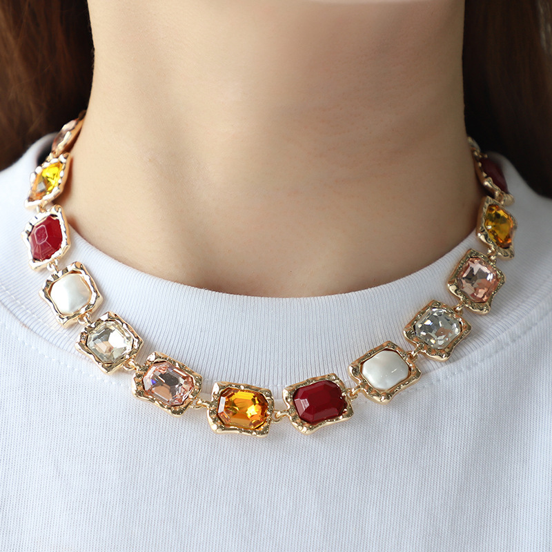 Kenjie Original Design New Alloy Glass Color Diamond Necklace Women Europe And America Cross-Border Fashion Temperament Necklaces Application Scenario