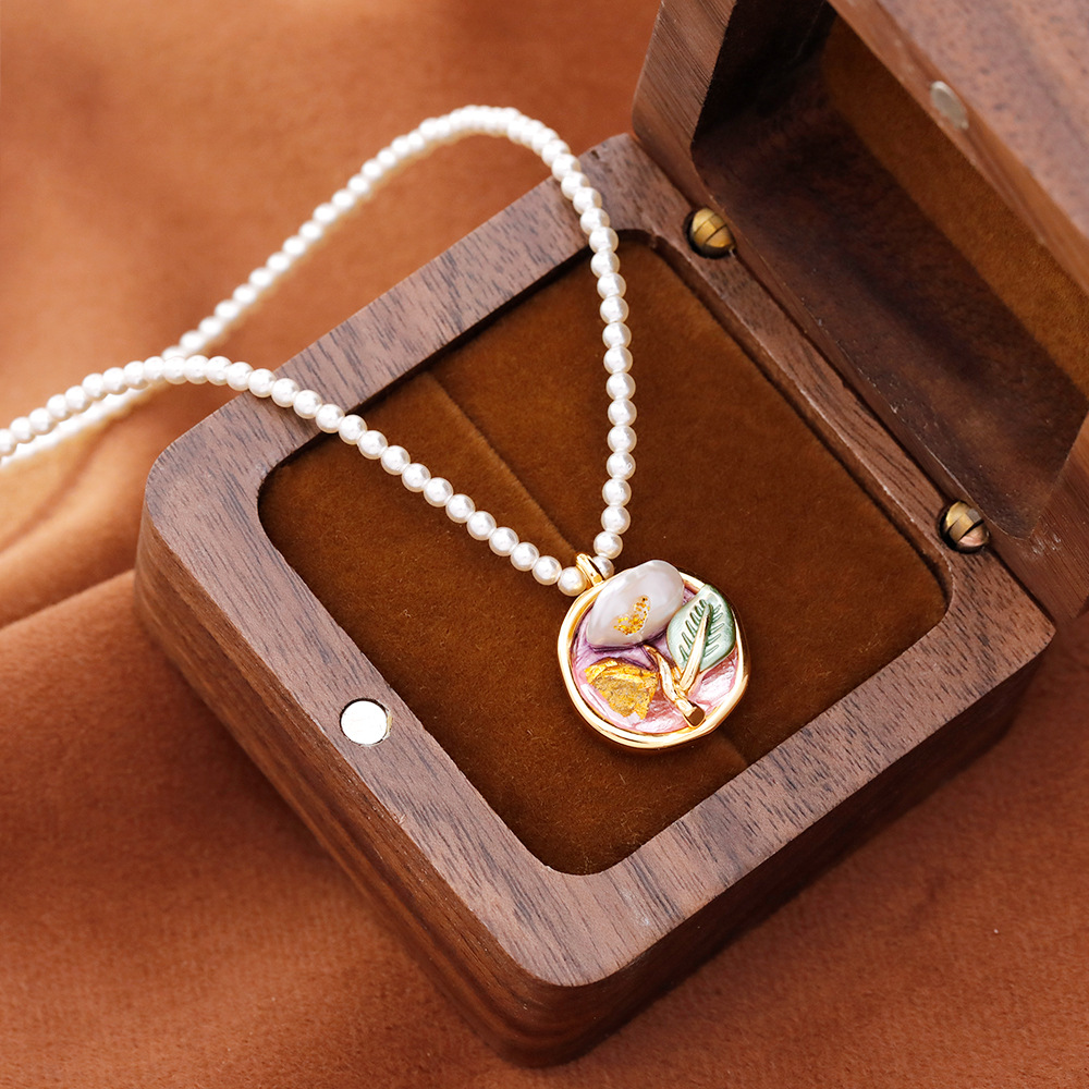 Hyacinth Round imitation Shi Family pearl necklace, French retro oil painting style pendant, a bestseller on Douyin for autumn and winter 2025 sweater chain