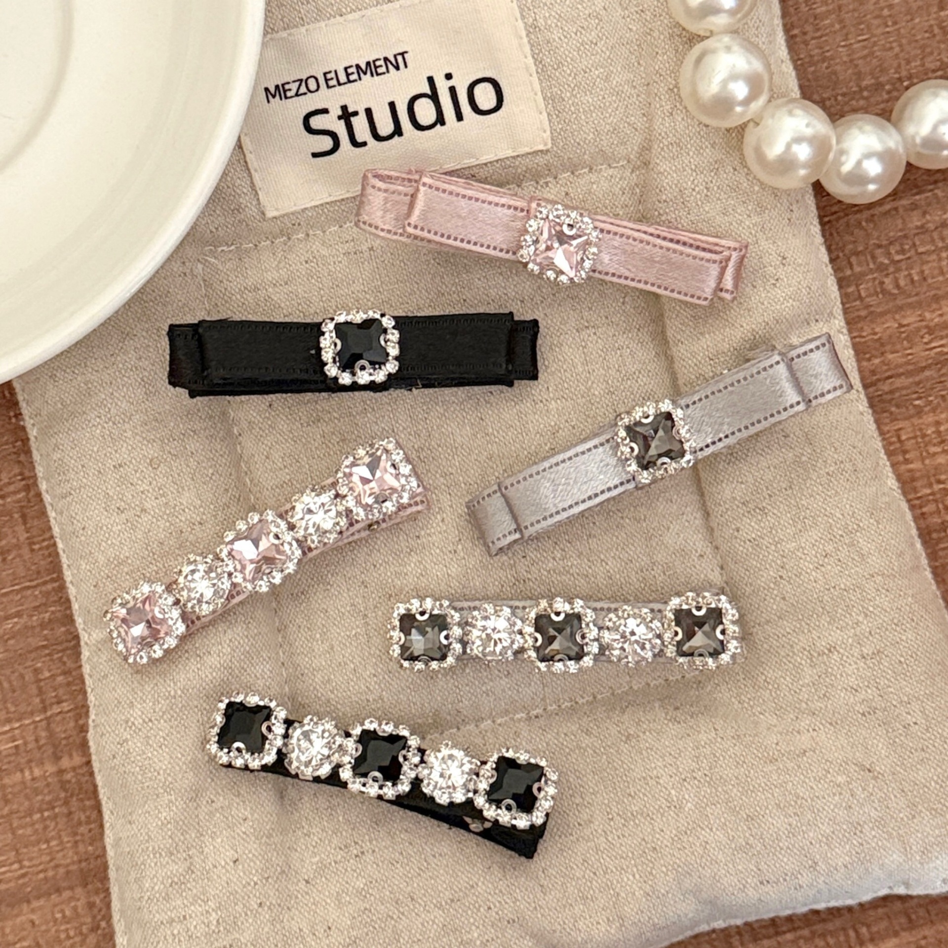 The high-end appearance level of the light luxury diamond hair clip is elegant and versatile. The full diamond duckbill clip is sweet and cool with a touch of gold. The bangs clip is a water diamond hair accessory pic 11