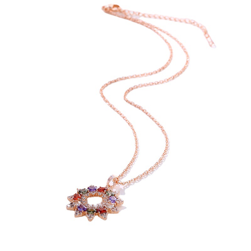 Kas Shi Accessories: Direct sales from the manufacturer of European and American fashionable, super shiny colored zircon necklaces and women's luxurious floral pendants Application Scenario