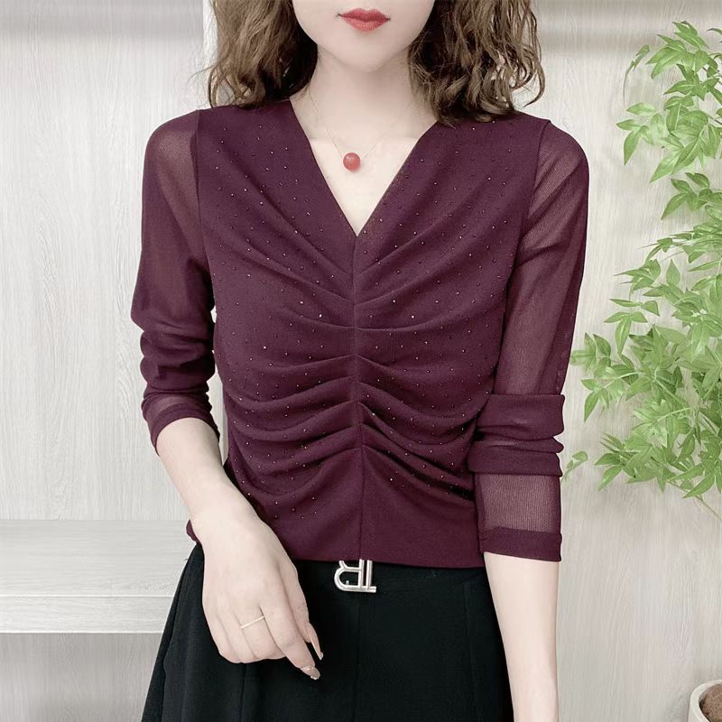 The new V-neck pleated mesh long-sleeved T-shirt for women's tops in Spring and autumn 2024 is stylish and feminine, with a stretchy base layer