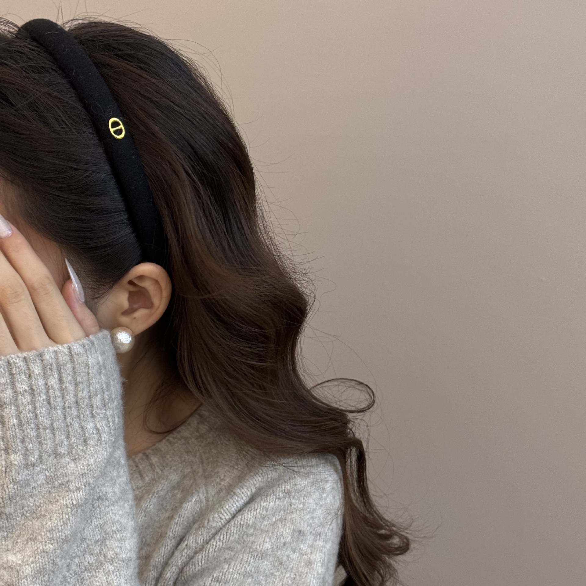 The retro and simple narrow version of the gold label letter headband is a versatile and elegant daily fashion hair accessory for women pic 11