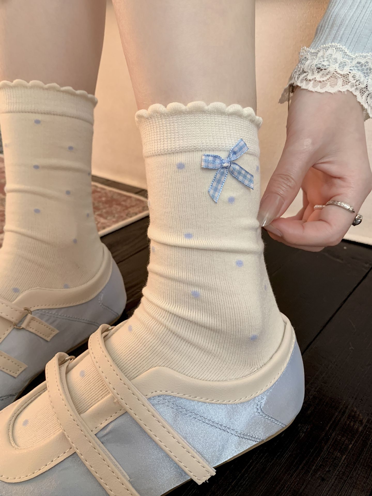 One-piece delivery service for Korean-style bow socks, MiU-style white and blue pile socks for women, new spring and autumn embroidered lace mid-calf socks pic 9