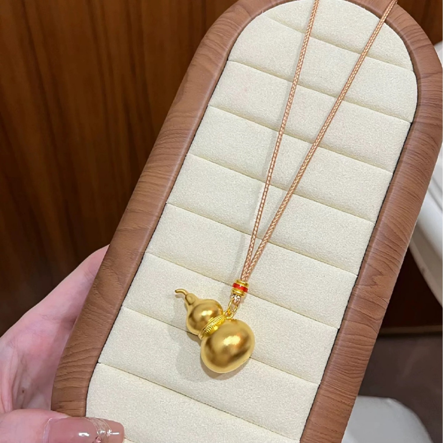 The same style of ancient golden gourd pendant as in the gold store, new Chinese-style Fu Lu gourd necklace, adjustable sweater chain Application Scenario
