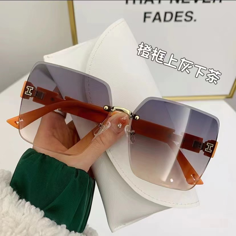 The new trendy Emma large-framed slimming sunglasses, frameless cut-edge sunglasses, and high-end street style glasses are in stock details Picture