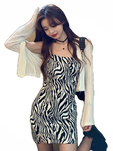 The 2024 new slimming dress for women is super popular in autumn. The zebra-patterned sexy halter dress is stylish and makes you look younger. It's a plus-size dress Item Picture