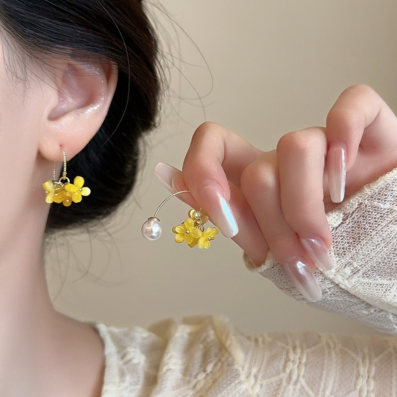 New retro oil painting style osmanthus tassel ear stud design, long yellow flower tassel ancient style new Chinese style earrings Application Scenario