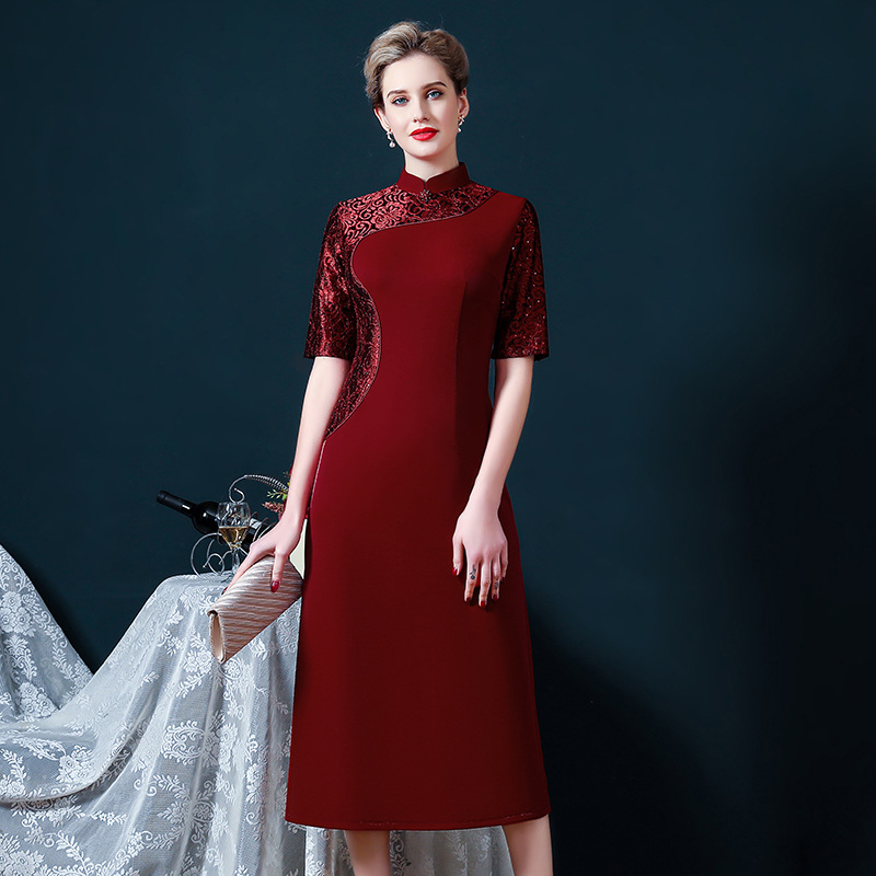 A long cheongsam with a spliced mid-sleeved sleeve and no slit, a wedding dress for the mother-in-law. A middle-aged woman looks younger. New spring and summer cheongsam dress