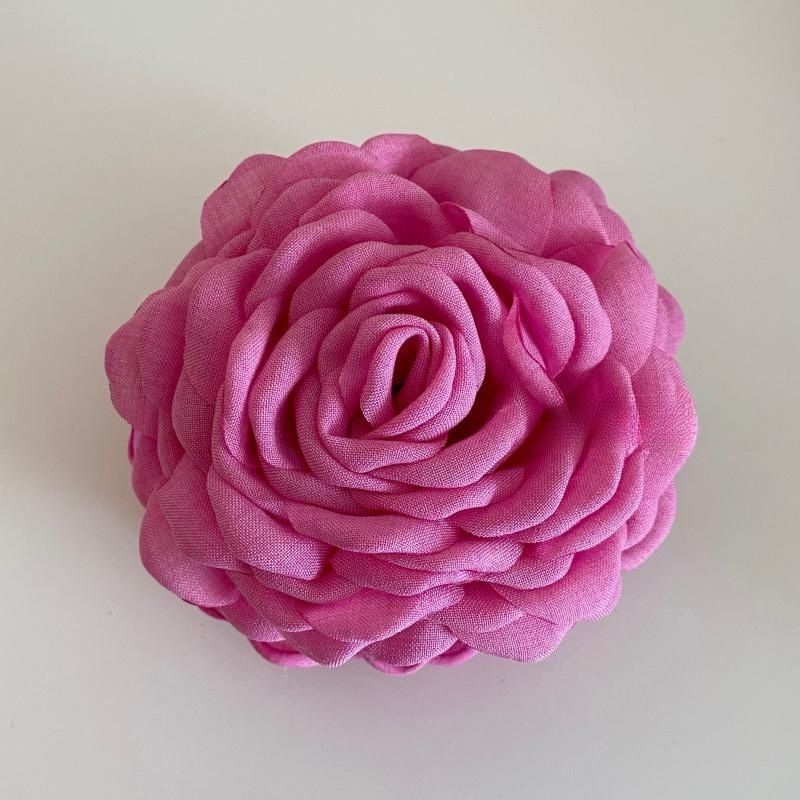 2024 New Retro Three-Dimensional Big Flower Grab French Clip Romantic Flower Small Fragrant Clip Korean Version Of Everything Temperament Anti-Collision Female Application Scenario
