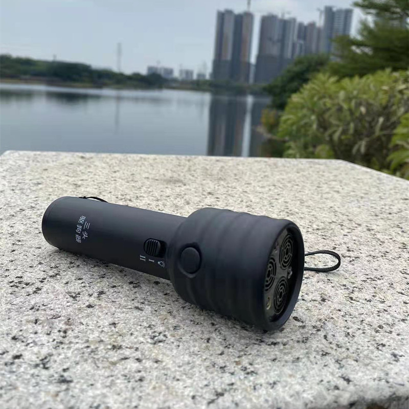 Ultrasonic three-head dog repellent The new Amazon dog trainer is a box of hand-held 3-head dog training tools Application Scenario