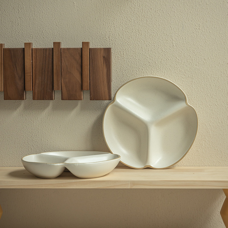 Simple style ceramic three-compartment plate, fat-reducing quantitative serving plate, home breakfast plate, fruit plate, side dish plate, dumpling plate Application Scenario