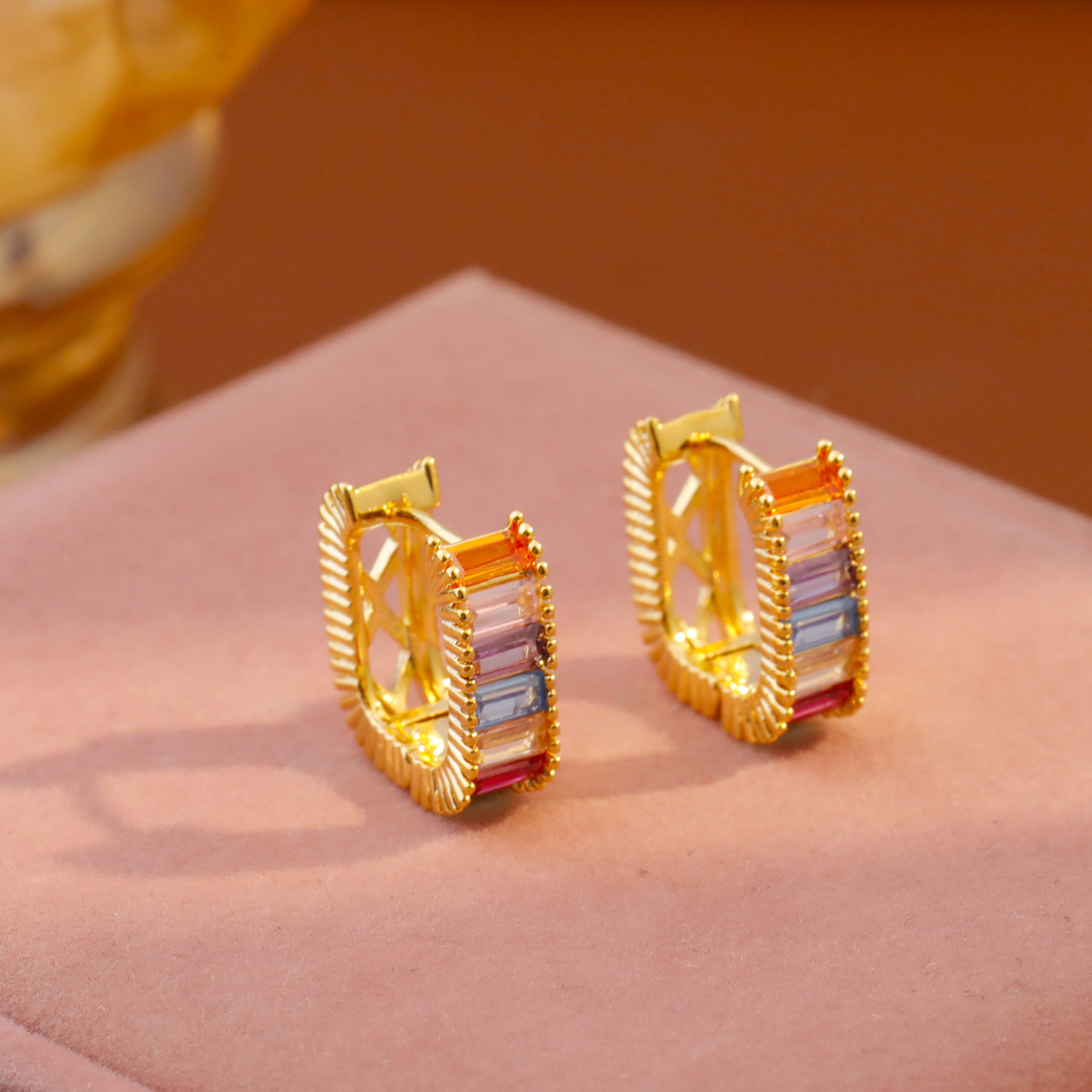 Hyacinth's exquisite micro-inlaid colored diamond ear buckles exude a light luxury and high-end feel. The versatile and unique earrings feature a niche design and are a new fashion accessory details Picture