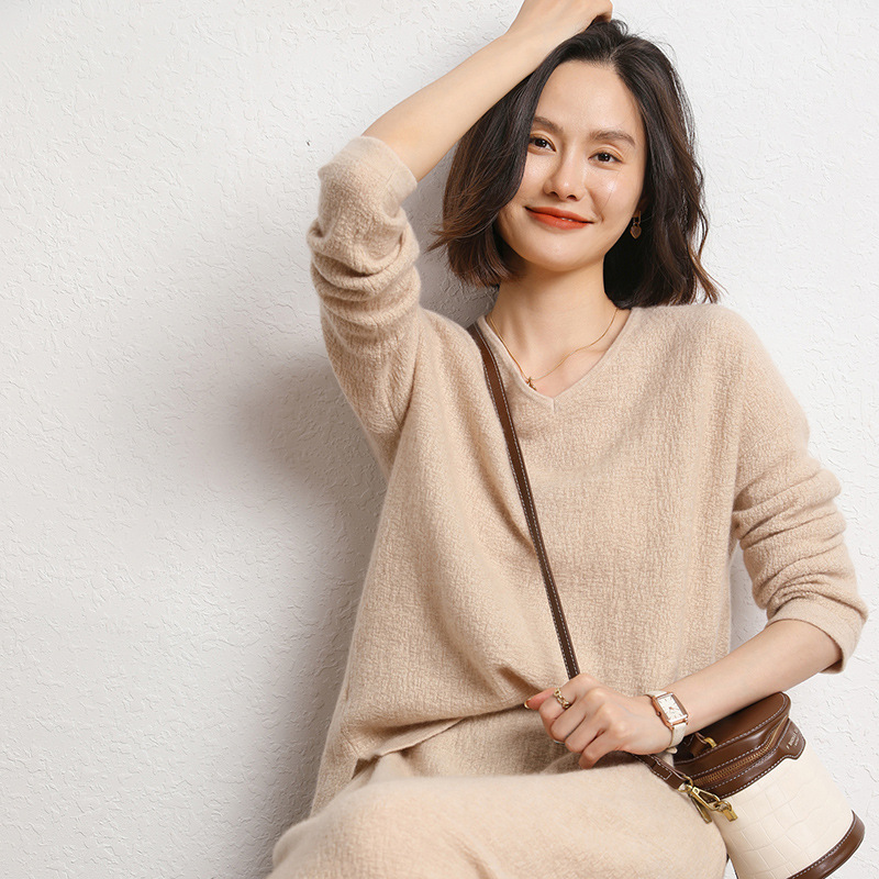 2023 Autumn/Winter new soft and soft cashmere sweater for women, V-neck pullover short top, loose and casual knitted sweater details Picture