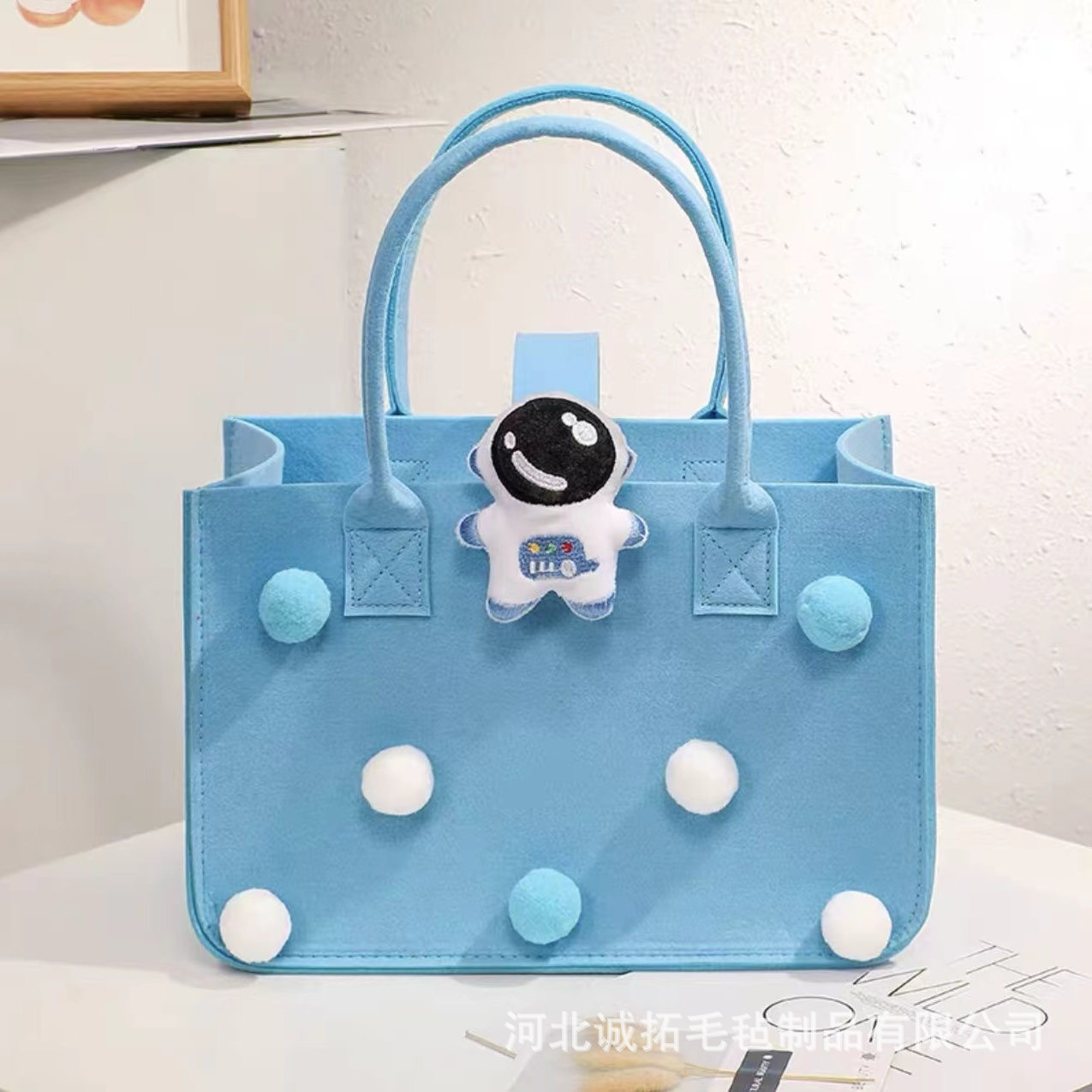 New cute cartoon felt handbag, mommy bag, baby 100-day party return gift, shopping bag, girls' small handbag details Picture