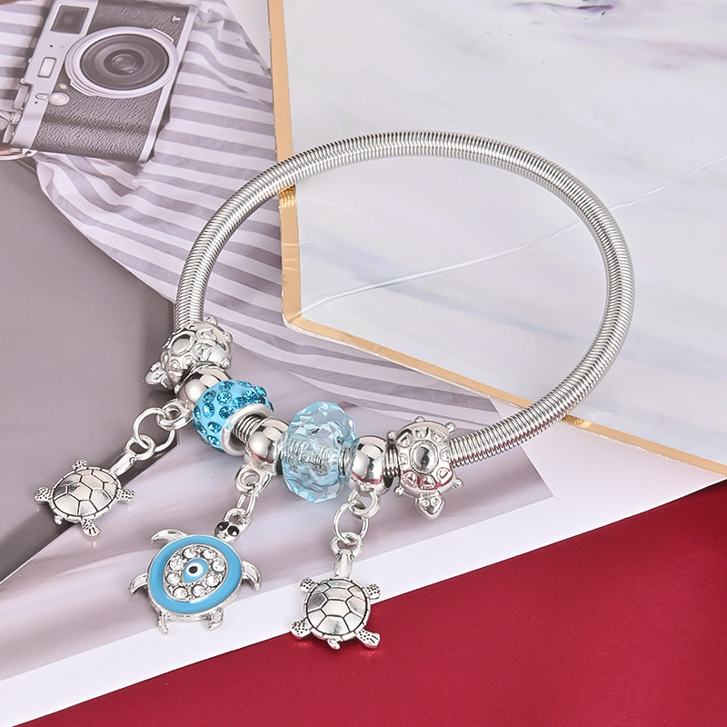 2022 New Female Love Diamond Tortoise Drip Bracelet Europe And The United States Fashion Cross-Border Crystal Spring Hand Bracelet Application Scenario