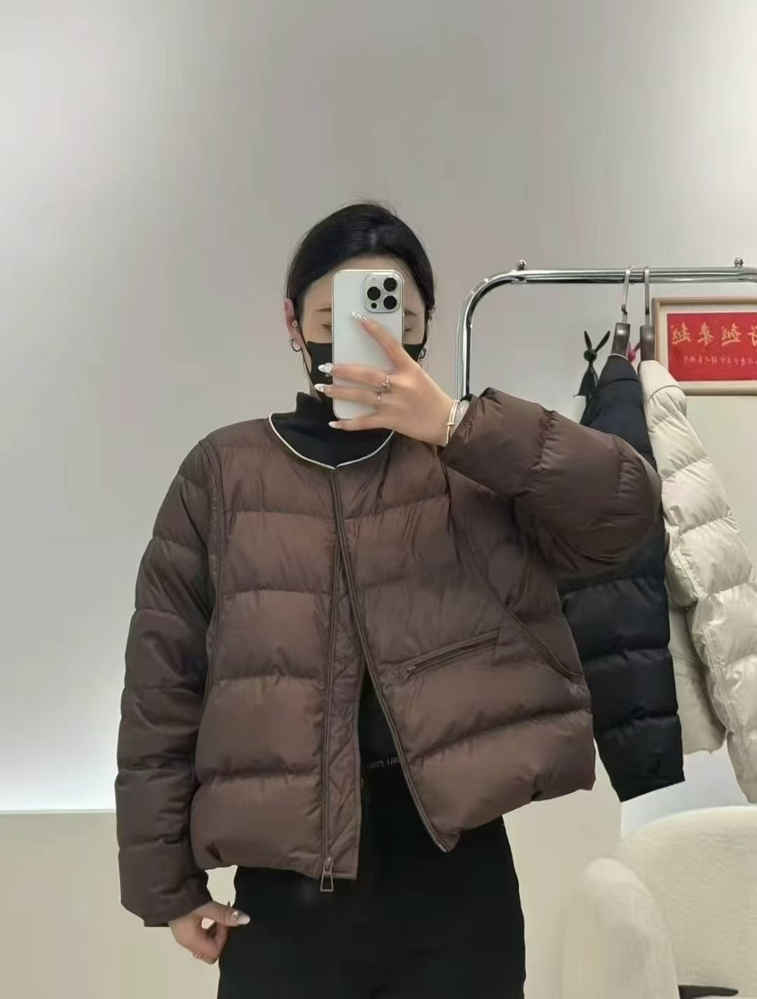 A light, short and warm round-neck duck down jacket for women in the autumn and winter of 2025, a simple and fashionable white duck down warm coat pic 3