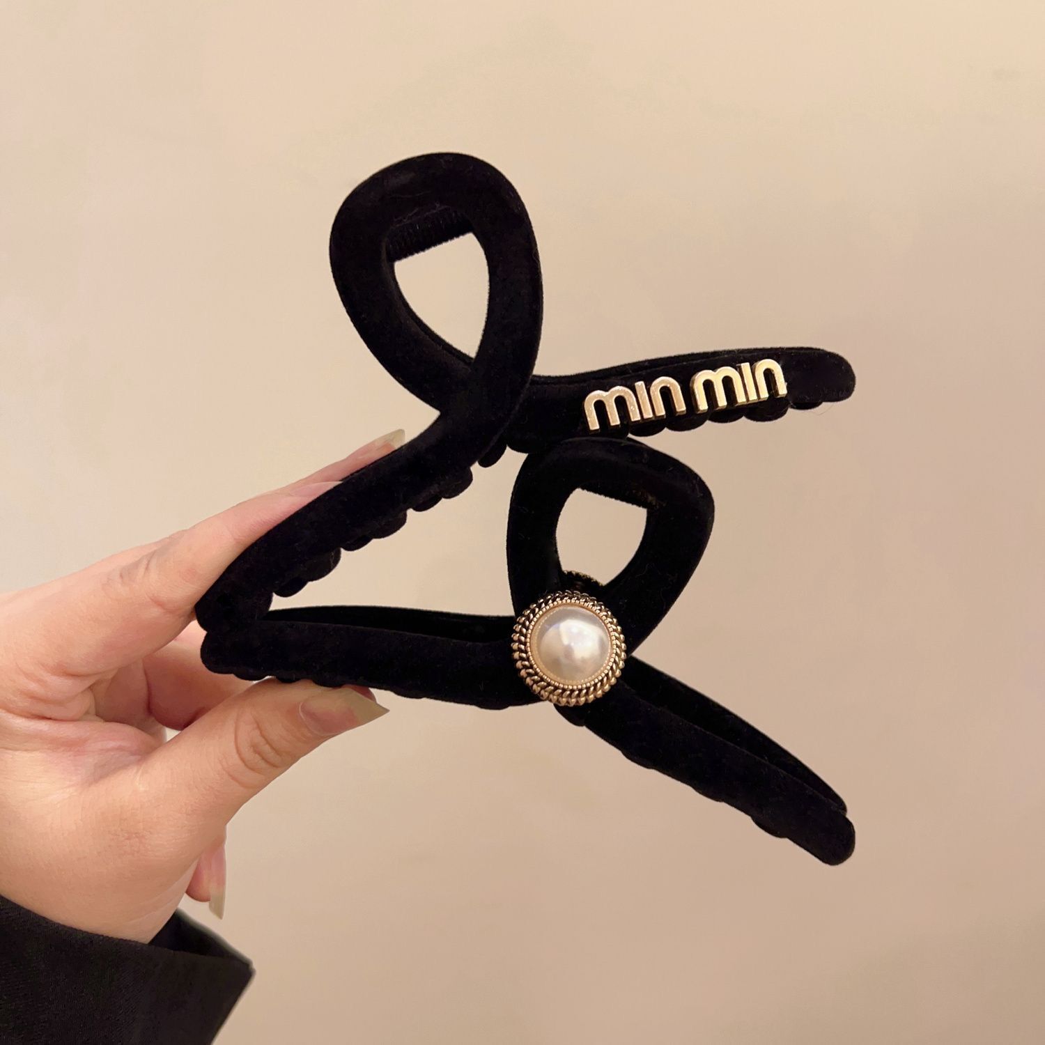 Autumn And Winter Black Flocking Grab Clip Back Head Large Hair Clip Women's Hairpin Shark Clip High-Grade Temperament Hair Grab Fascinator details Picture