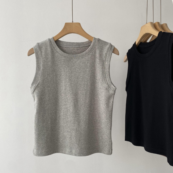 A solid-color short vest with a halter top in the European and American style for women in summer. It is a slimming and form-fitting Korean style with sleeveless tops worn inside and outside Application Scenario