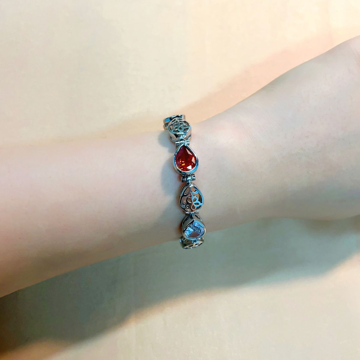 Kashi jewelry's high-end European and American style zircon bracelet and bangles are neutral, exaggerated and grand Specification image