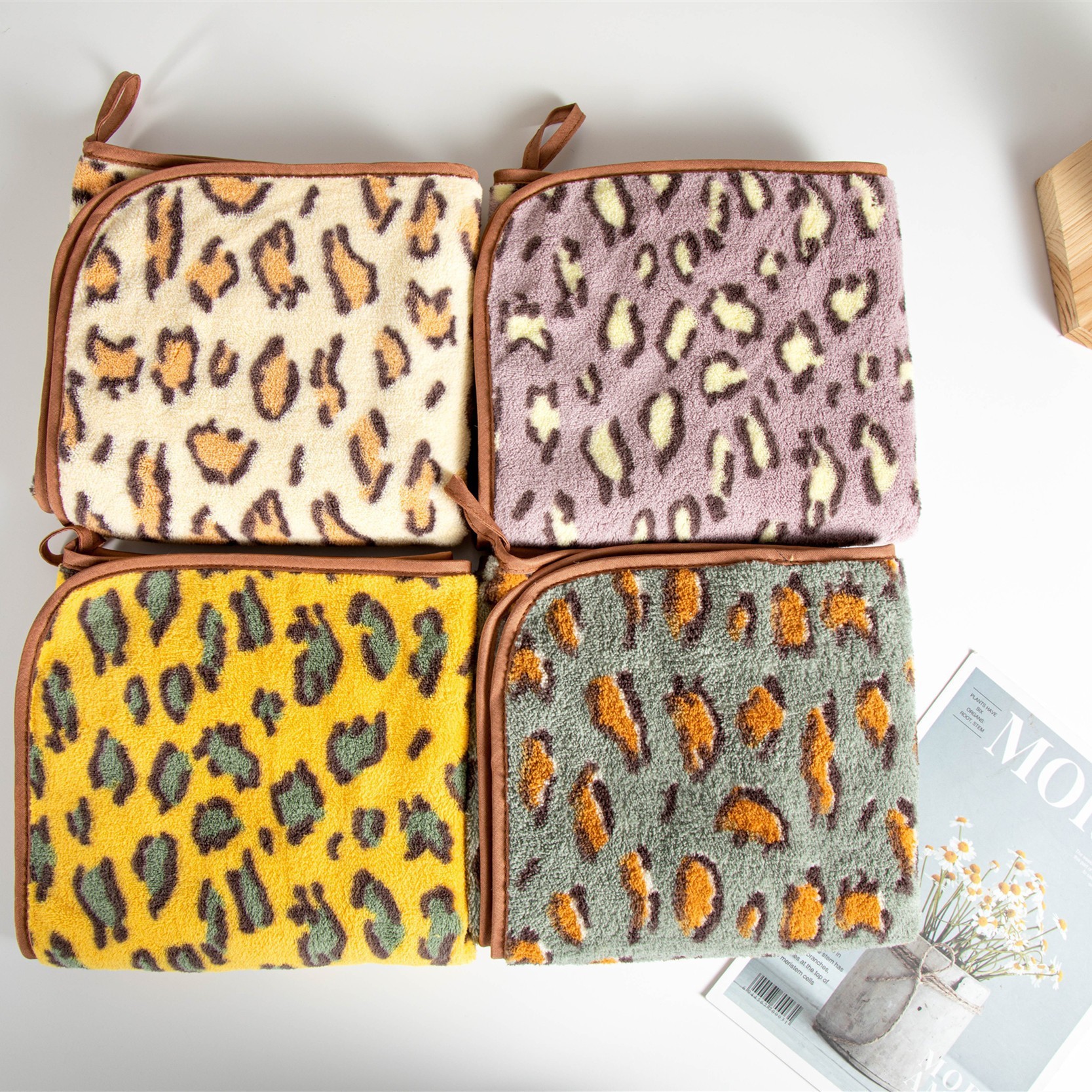 Wholesale can hang coral velvet towel adult leopard bath towel household towel square soft absorbent hanging towel Specification drawing