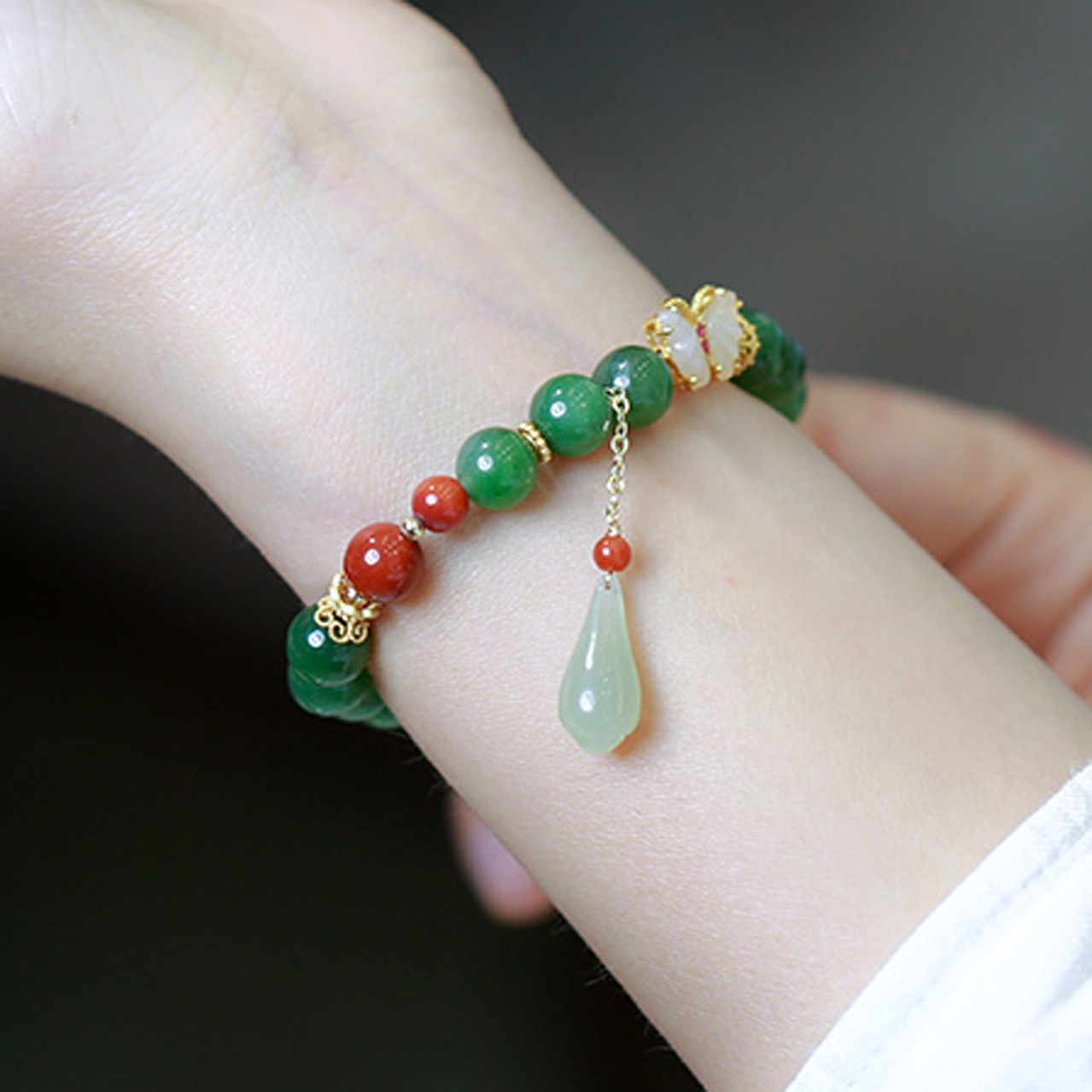 Ancient-style jade butterfly bracelet and Tian jade running ring magnolia flower pendant bracelet, original design of ethnic style bracelet Application Scenario