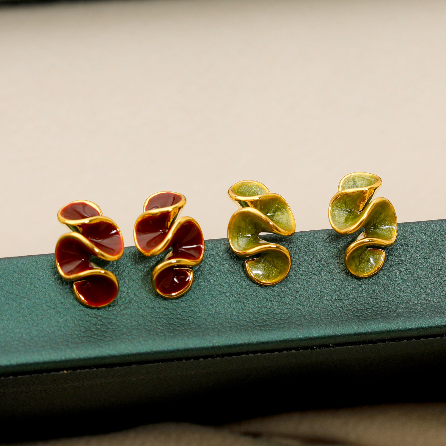 Hyacinth enamel drop glaze cream flower silicone ear clip women's earless earrings New cute, individual, sweet and simple earrings details Picture