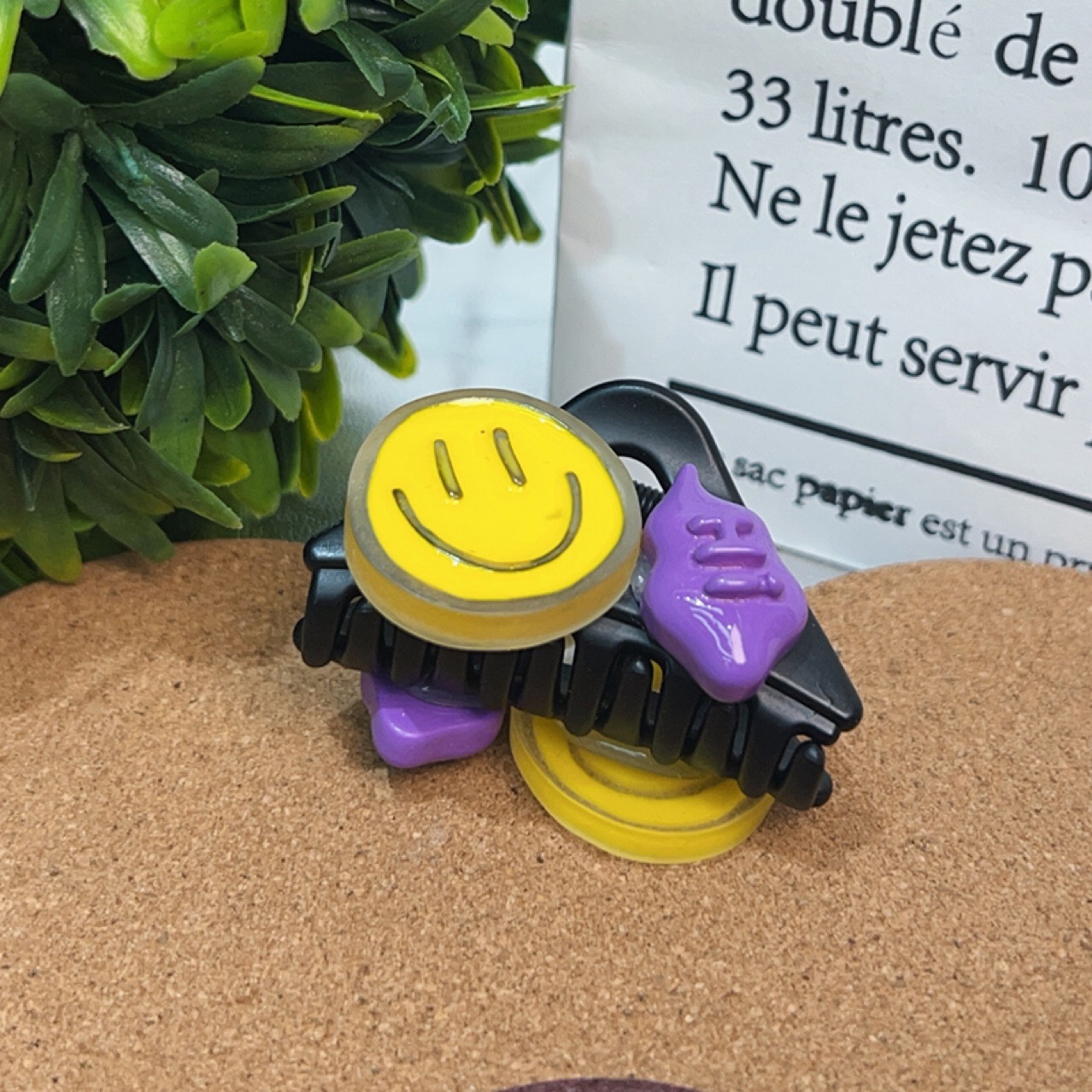 The 2023 early autumn new style of women's smiley face small grab clip is fun, sweet and cool. The bangs clip and the broken hair clip are both creative and interesting headwear