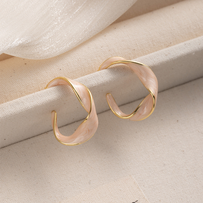 The new pink girlish earrings from Dongdaemun, South Korea, are fresh and sweet in spring. The organza drip glaze flower earrings are for women Specification image